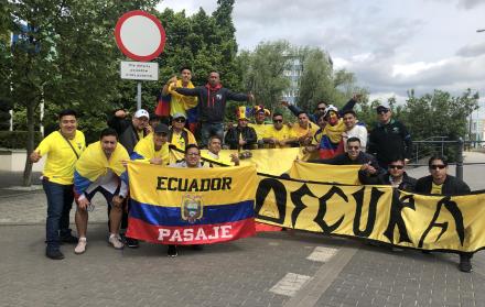 Los hinchas estuvieron cerca de dos horas en el lobby del hotel para ver al equipo.