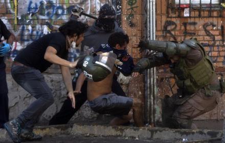 Los manifestantes se enfrentan con la policía antidisturbios durante una protesta contra el gobierno en Santiago el pasado sábado.