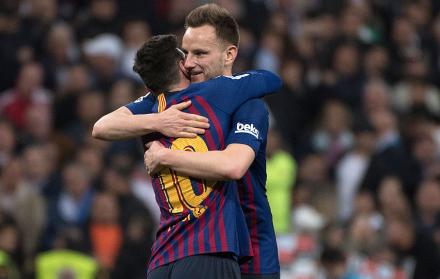 Iván Rakitic, autor del único tanto del cotejo, celebra con Lionel Messi.
