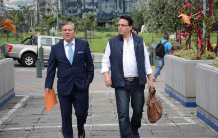 Fernando Villavicencio (d), junto a Luis Fernández, llegan a la Fiscalía General del Estado.