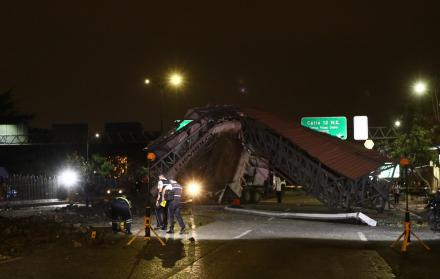 El colapso del paso peatonal se registró la noche de este lunes. 