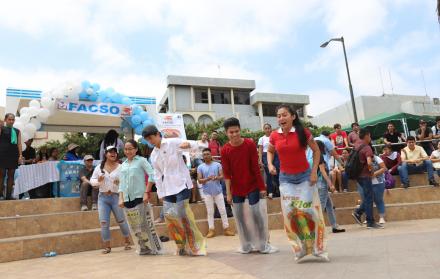 Juegos. Los estudiantes tuvieron la oportunidad de practicar algunos juegos de antaño y vivir las experiencias de sus padres.