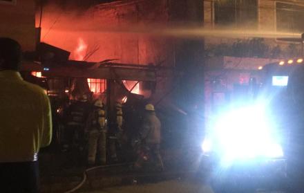 Bomberos trabajaron para controlar las llamas.