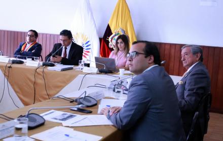 Comisión. Owaldo Jarrín llevó dos videos para ilustrar el nivel de la violencia y los daños registrados durante el paro nacional de 11 días.