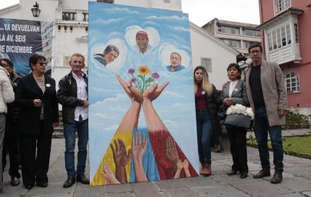 Obra. Es un lienzo como homenaje para los tres compañeros fallecidos. 