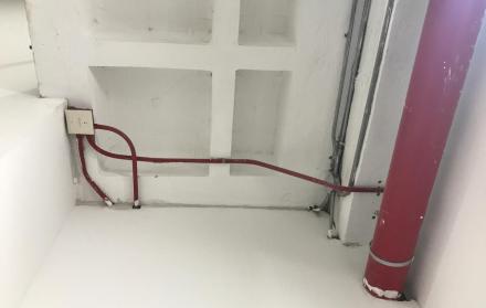 Conexiones. En las zonas de escaleras para llegar a los parqueaderos hay cables sin coberturas. 