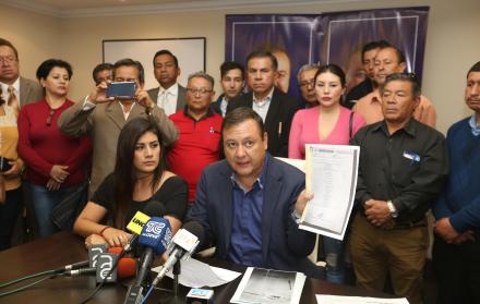 Juan Zapata, candidato a la prefectura de Pichincha, denunciando supuestas irregularidades en los resultados generados por el Consejo Nacional Electoral (CNE).