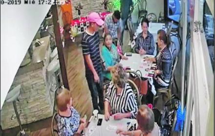 Hecho. El vídeo del robo al restaurante quedó registrado en las cámaras de seguridad. En él se ve cómo los delincuentes entran y se toman el tiempo para sustraer las pertenencias de las mujeres que jugaban cartas en el sitio.