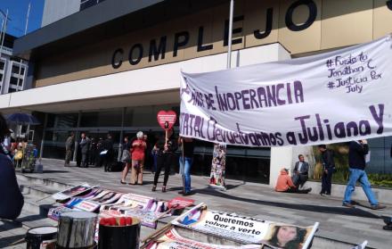 Familiares y amigos de la víctima acudieron hasta la plataforma judicial del norte de Quito.