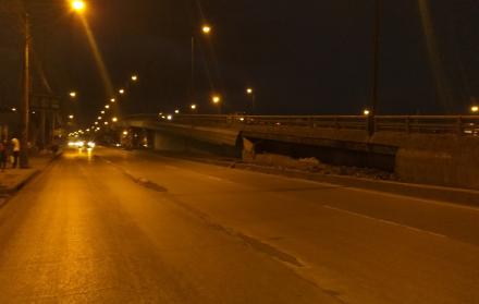 Las escasas luminarias de los parterres de estos puentes lucen apagadas lo que hace a este sitio un foco delincuencial.