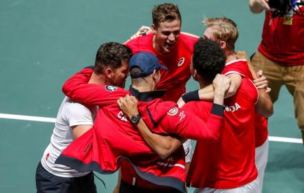 El equipo canadiense celebra tras ganar al equipo Ruso, durante las semifinales dobles de la Copa Davis.