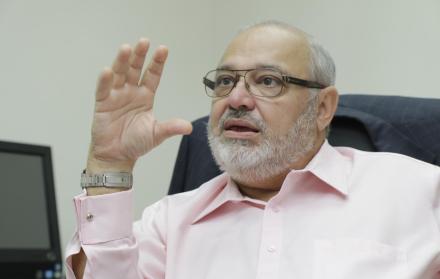 Es un empresario ecuatoriano con más de 42 años de experiencia en el ámbito ejecutivo y empresarial. Fue socio de la organización PricewaterhouseCoopers y es experto en auditorías y consultorías en entidades financieras, industriales y de servicios.