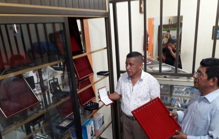 Uno de los perjudicados observa cómo quedó su local.