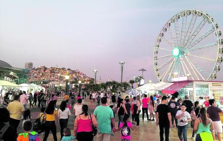 Una vista de la multitudinaria presencia de personas en el Malecón 2000, a la altura de la calle Loja, el pasado viernes 1 de noviembre. 