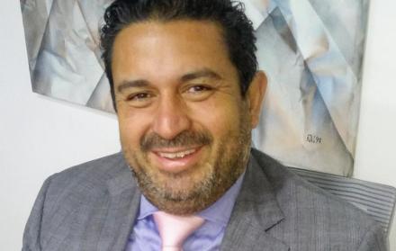 Adolfo González es el presidente de la empresa Click Seguridad Jurídica. Es quien impulsó el fideicomiso de inversión en bienes raíces (Fibra), en el tren Maya de México.