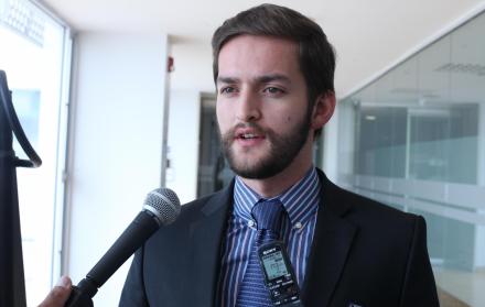 Un grupo de estudiantes de la Pontificia Universidad Católica del Ecuador exigían que el asambleísta Esteban Torres se retirara del debate sobre la despenalización del aborto.