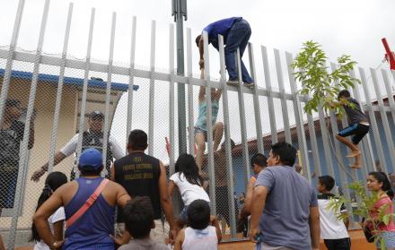 Disturbios. El balneario municipal de la ‘Entrada de la 8’ estaba lleno el domingo. Pese a ello, familias treparon las rejas para ingresar por la fuerza.