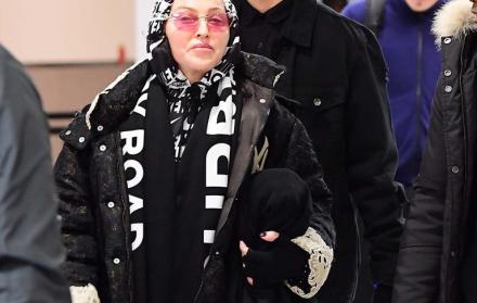 Madonna fue captada con su novio en el aeropuerto de Londres, donde despedirán el año. 
