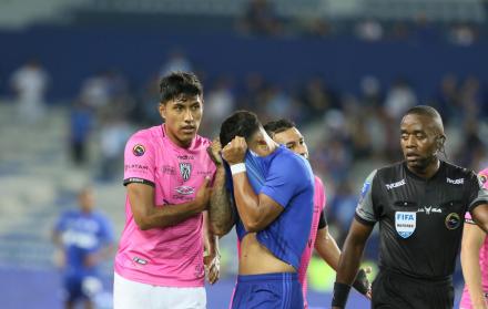 Crisis. Joao Rojas (c) evidencia el malestar de Emelec, que no tuvo reacción ante un rápido y efectivo Independiente del Valle. El Bombillo suma tres derrotas consecutivas como local y una racha negativa de cinco encuentros sin ganar.