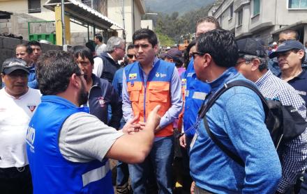La mañana de este sábado, el vicepresidente Otto Sonnenholzner recorrió, junto al alcalde Mauricio Rodas, la zona para verificar los trabajos de limpieza y seguridad con los moradores de los barrios afectados.