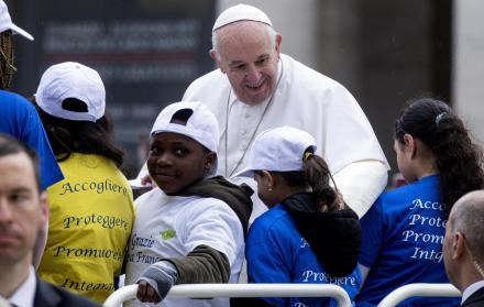 Papa pasea en su papamóvil a 8 niños migrantes