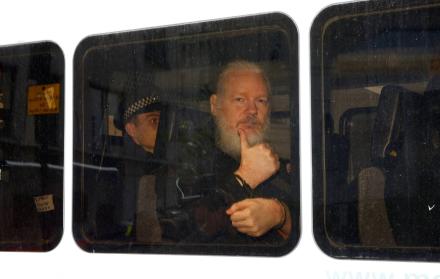 Julian Assange en el furgón policial donde fue trasladado tras su detención en la Embajada de Ecuador en Londres.