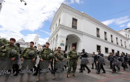 Militares y policías resguardan el palacio presidencial. 