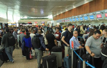 Demanda. Cientos de pasajeros ocuparon, desde la madrugada, el área de salida internacional del José Joaquín de Olmedo. Hubo poca disponibilidad de asientos en los vuelos domésticos.