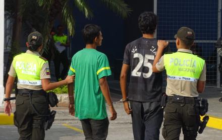 Miembros de la Policía Nacional aprehendieron a los supuestos ladrones de accesorios.