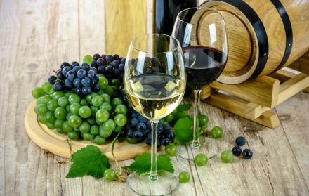 El vino tinto y el blanco mostraron mayores beneficios para la flora intestinal, según el estudio.