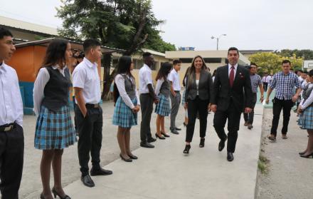 Érika Laínez, junto al Gobernador del Guayas, Raúl Ledesma, donde entregó obras de mejoramiento en el colegio Nueve de Octubre.