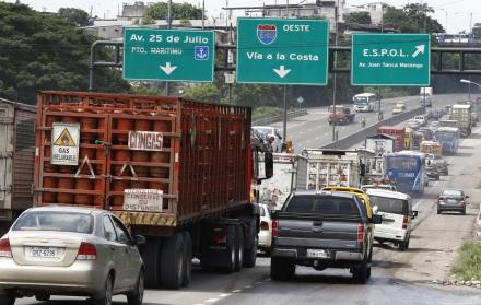 Embotellamiento. El volcamiento de un furgón ocasionó en la Perimetral una congestión de 10 kilómetros.