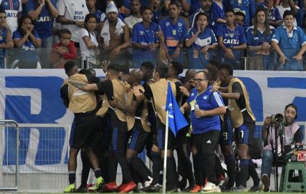 Jugadores de Emelec celebran su paso a octavos.