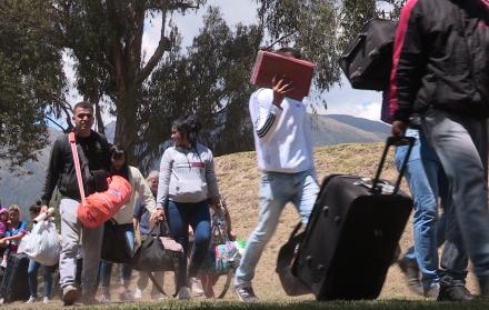 Un grupo de ciudadanos venezolanos esperan a los vuelos que les regresen a su país en Quito.
