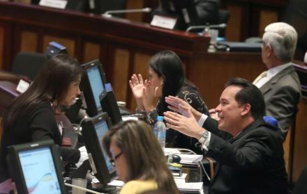 Consultas. Amenazada por la posibilidad de perder su condición de ponente del proyecto de reformas, Ximena Peña voló al escaño de Henry Cucalón.