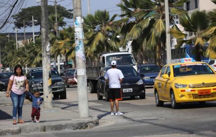 Referencial. Durante los primeros 15 días, los Agentes Civiles de Tránsito orientarán la circulación de los automotores y peatones.
