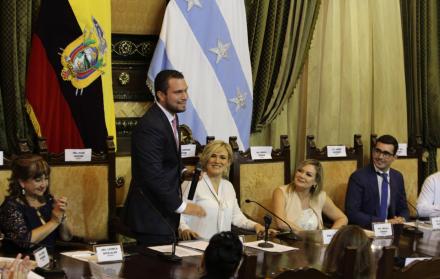 El nuevo vicealcalde de Guayaquil (i) en su primer discurso en la sesión inaugural del Concejo Cantonal.