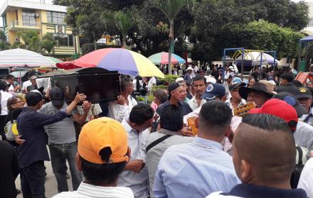 Tras una hora de velorio en un centro nocturno, el ataúd fue trasladado al cementerio general de Salitre. 