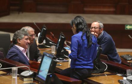 Aburrimiento. En todas las bancadas, el mismo panorama: grupos de legisladores matan el tedio de la agenda formando alegres corrillos.
