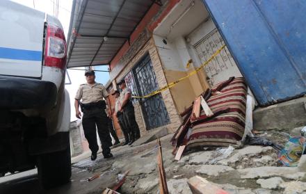 La clínica de rehabilitación donde ocurrió el incendio en el suburbio porteño está con resguardo policial. Según los moradores del sector, ningún propietario del inmueble ha acudido al sitio. Además, sienten temor de represalias en la zona. El supuesto ad