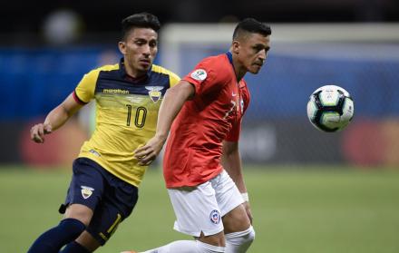 Ángel Mena de Ecuador (i) disputa el balón con Alexis Sánchez de Chile (d).