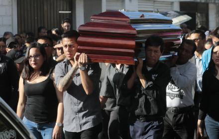 Familiares y ciudadanos durante el traslado del féretro de Diana al cementerio
