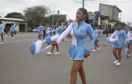 Las alumnas de los planteles educativos desfilaron por el pueblo.