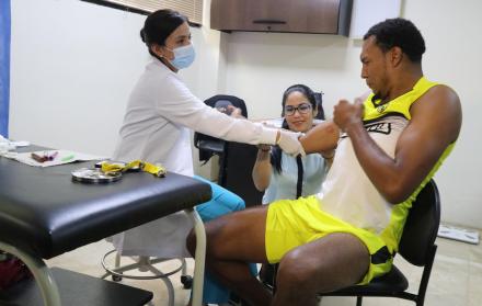 Adolorido. Máximo Banguera, arquero de Barcelona, dio muestras de dolor mientras se le extraía sangre, antes de confesar su fobia a las agujas. Las encargadas médicas sonrieron ante algo que “suele pasar”.