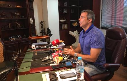 El empresario Samuel Reyes dio su argumento en rueda de prensa .