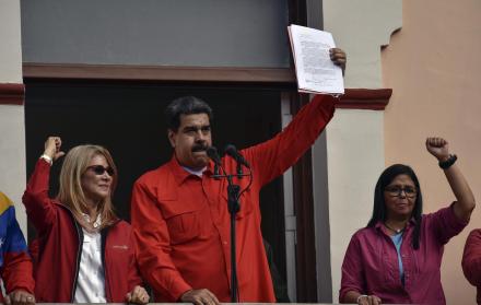 El presidente de Venezuela, Nicolás Maduro (C), habla a una multitud de simpatizantes flanqueados por su esposa Cilia Flores (i) y la vicepresidenta de Venezuela, Delcy Rodríguez, durante una reunión en Caracas el 23 de enero de 2019.