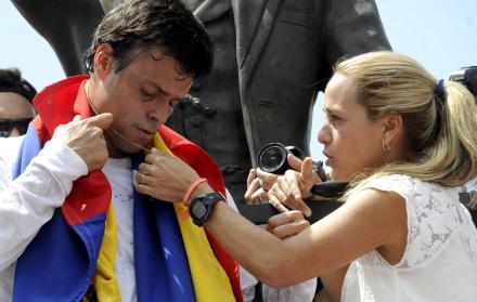 Foto de archivo tomada del 18 de febrero de 2014. Leopoldo López junto a su esposa Lilian Tintori. 