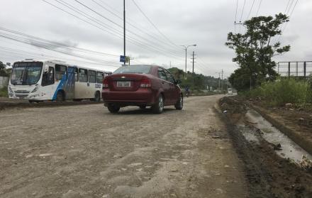 En la avenida Casuarina, cerca de la cooperativa Sergio Toral, los baches producen daños mecánicos en los vehículos.