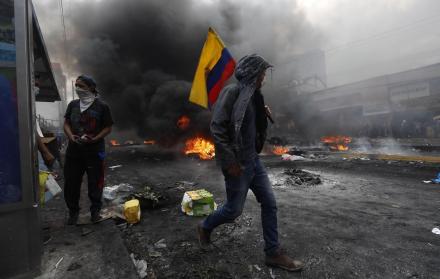 Manifestantes provocan incendios durante el décimo día de protestas contra el Gobierno este sábado, en Quito.