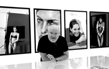 Nació en Polonia y comenzó su carrera en la fotografía a los 30 años.